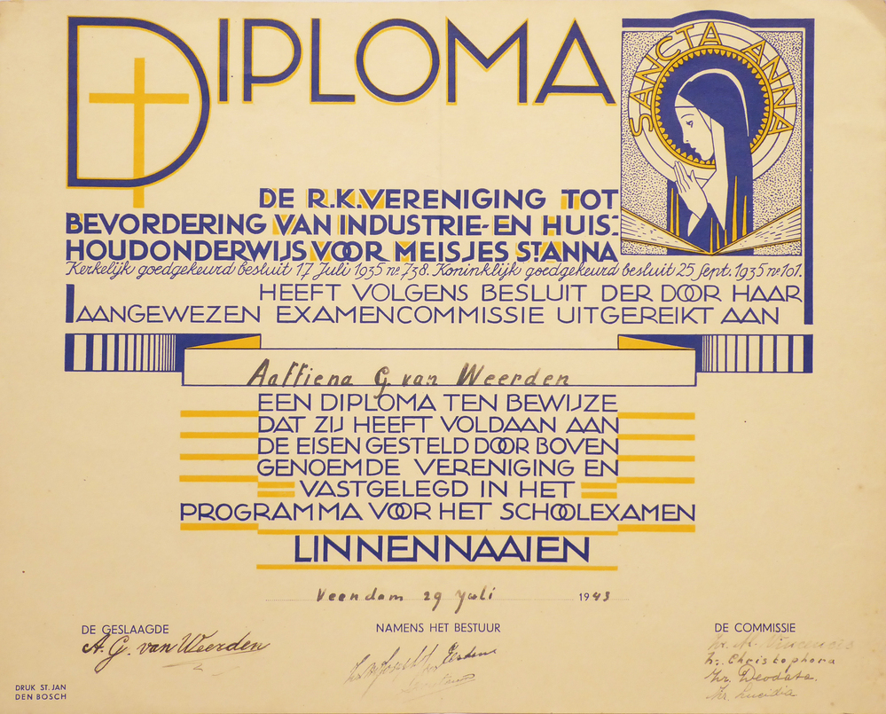 rechthoekig stuk papier met blauw en gouden belettering Diploma de RK vereniging tot bevordering van industrie en huishoudonderwijs voor meisjes St. Anna kerkelijk goedgekeurd besluit 17 juli 1935 no 738. Koninklijk goedgekeurd besluit 25 sep. 1935 No 101 heeft volgens besluit der door haar aangewezen examencommissie uitgereikt aan Aaffiena G van Weerden, een diploma ten bewijze dat zij heeft voldaan aan de eisen gesteld door bovengenoemde vereniging en vastgelegd in het programma voor het schoolexamen linnennaaien Veendam 29 juli 1943