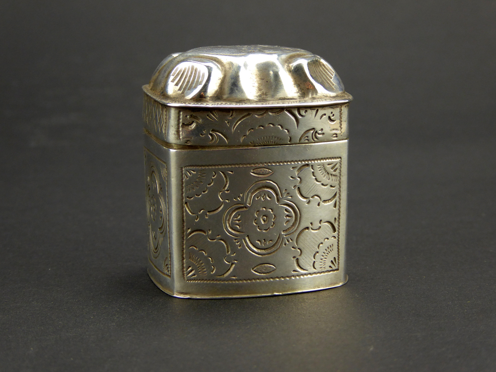 Lodereindoosje, hoog, rechthoekig met scharnierend deksel, rondom bloemmotieven, jaarletter q=1875, gehalteteken leeuw 2, gemerkt WL 3 = weduwe Hendrik van Linge, Grietje Schelsberg, werkzaam 1861 – 1890 te Zuidbroek, minervahoofd met M = Schoonhoven 1837-1984 Het woord lodereindoos is een verbastering van L’eau de la reine – koninginnewater – een reukwater dat aan het begin van de 18e eeuw werd ontwikkeld. In het doosje zat een met cologne gedrenkt sponsje. Ze lieten deze rondgaan, bv in de kerk. De desbetreffende vrouw veegde haar neus bedachtzaam en stevig langs het sponsje, met genot de eau de cologne opsnuivend. Daarna stootte ze haar buurvrouw aan, en bood haar met een uitnodigend gebaar het open doosje aan. Het verschil tussen een lodereindoos en een vinaigrettedoosje is eenvoudig, een vinaigrettedoosje is plat en breed van vorm, en heeft een binnen deksel, een lodereindoos is hoog en smal. Ze zijn meestal van dun plaatzilver en versierd met stampwerk of eenvoudig graveerwerk.