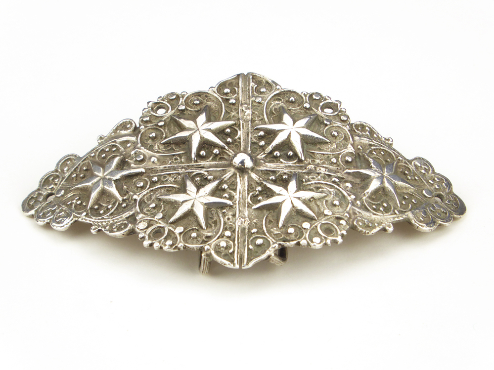 Gesp, waarschijnlijk gemaakt van een oude krap, ruitvormig, voorkant bloemmotieven, aan de achterkant 2 beugels, op achterkant gegraveerd 1758 J.W., gemerkt onduidelijk meesterteken PK of PX met cijfer, onbekend merk