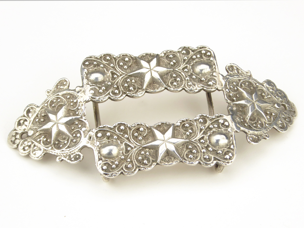 Gesp, waarschijnlijk gemaakt van een oude krap, langwerpig, met open rechthoekig middenstuk, voorkant bloemmotieven, aan de achterkant 2 beugels, op achterkant gegraveerd 1758 J.W.,