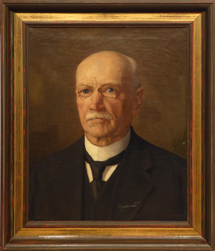 mansportret in houten lijst, een man in zwarte kledij met bril en zwarte stropdas, voorstellende Everhardus EVERTS, geboren Veendam 30-11-1850, overleden Wildervank 17-01-1944, zoon van Derk Everts EVERTS (logementhouder) en Jetskalina WILKENS. 

Hij was koopman en nam hij houtzaagmolen en houthandel over van zijn schoonvader. 

Everhardus is getrouwd Wildervank 28-05-1875 met Arendina Catharina MEIHUIZEN, geboren Wildervank 16-04-1851, overleden Wildervank 24-02-1913, dochter van Jan Melchior MEIHUIZEN en Weija REINDERS. 

Uit dit huwelijk:

Henriette Jantine EVERTS, geboren Wildervank 28-08-1876, overleden Wildervank 31-08-1876. 
Clasine EVERTS, geboren Wildervank 28-08-1876, overleden Wildervank 01-09-1876.
Dirk Everhard EVERTS, geboren Wildervank 07-07-1877, overleden Groningen 25-07-1952. Houthandelaar.  
Hij is getrouwd Meeden 21-03-1907 met Anna Geertruida DOJES, geboren Meeden 11-10-1883, overleden Wildervank 17-05-1936, dochter van Roelof DOJES(landbouwer) en Lucia Maria TONKES.  
Dirk hertrouwt Wildervank 06-11-1939 met met Susanna de BEER, geboren Wildervank 25-02-1889, overleden Groningen 19-08-1954, dochter van Cornelis Johannes de BEER en Alberdina VELDMAN. Susanna was weduwe van Jurjen DUINTJER, fabrikant, overleden Wildervank 03-10-1937, zoon van Marcus Marinus DUINTJER en Catharina Henderika MEIHUIZEN.
Jan Melchior EVERTS, geboren Wildervank 30-11-1880, overleden Wildervank 21-12-1937 Houthandelaar.  
Hij is getrouwd Veendam 14-06-1905 met Jacoba Alida DUINTJER, geboren Veendam 02-07-1881, overleden Veendam 07-10-1968, dochter van Hessel DUINTJER (fabrikant) en Engelina Henderika CROL. 
Henriette Jeantine EVERTS, geboren Wildervank 27-06-1883, overleden Veendam 25-03-1965.  
Zij is getrouwd met Engbert Jurjen DUINTJER, fabrikant, geboren Oosterdiep Veendam 13-03-1880, overleden Veendam 27-10-1948, zoon van Hessel DUINTJER (fabrikant) en Engelina Henderika CROL. 
Wea Clasine EVERTS, geboren Wildervank 20-11-1887, overleden Groningen 04-04-1969.