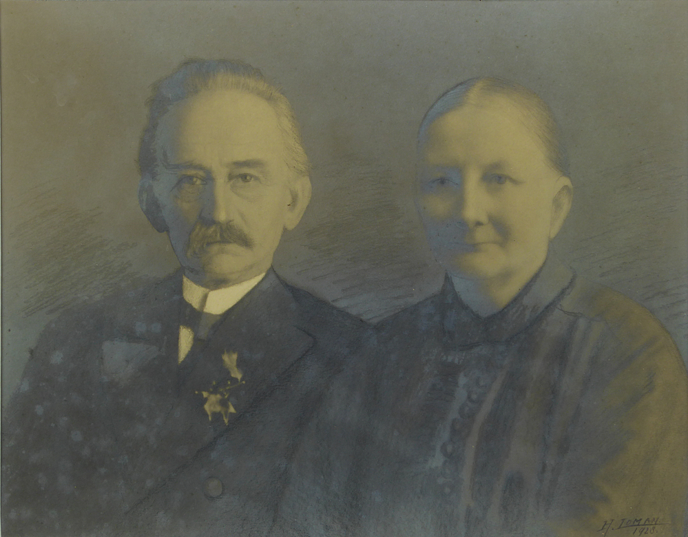 ingelijste foto van Simon de Vries, koopman, en Hillegien Drost. Simon de Vries is op 22 maart 1863 in de gemeente Wildervank geboren, waarschijnlijk in de omgeving van de Pekelderweg (thans gem. stadskanaal) Hij was het 10e kind van vader Simon de Vries en moeder Sietske Schuitema en een nakomertje, 20 jaar jonger dan de oudste en 10 jaar jonger dan zijn broer Kornelius. Hij groeide op met schepen en ontwikkelde zich later als een ondernemende, creatieve zakenman. Zijn vader was scheepsbouwer en later turf- en vrachtschipper. Hij trouwde met Hillegien drost, geboren op 7 april 1863 aan boord van het schip van haar ouders, dat toen in Windeweer (gem. Hoogezand) lag. Simon en Hillegien gingen na hun huwelijk in 1886 inwonen bij haar ouders aan het Beneden Dwarsdiep. Simon begon een winkel in huishoudelijke artikelen en manufacturen. In ongeveer 1911 kocht hij een groot pand in de Kerkstraat F 20 (later F 41 – 43 en 45). Dit bestond uit 3 gedeelten. Simon begon in het middelste. De buitenste werden verhuurd. Later breidde hij uit met gedeelten toen ook geleidelijk zijn 4 zonen in de zaak werden opgenomen. Na de 1e Wereldoorlog begon hij ook met een spaarkas “De Nationale”. Al vroeg speelde de kerk een belangrijke rol in Simon zijn leven. Van huis uit was hij Luthers. Al spoedig werd hij diaken – ouderling – secretaris – vice voorzitter en uiteindelijk lerend ouderling. Hij preekte regelmatig kerkdiensten – in tent – en op evangelisatie bijeenkomsten. Alle genoemde activiteiten was hij ook bestuurlijk betrokken bij de plaatselijke ‘huurdersvereniging’. Simon de Vries overleed op 27 mei 1940 te Veendam aan een herseninfact. Hillegien Drost overleed op 27 oktober 1941 te Veendam.