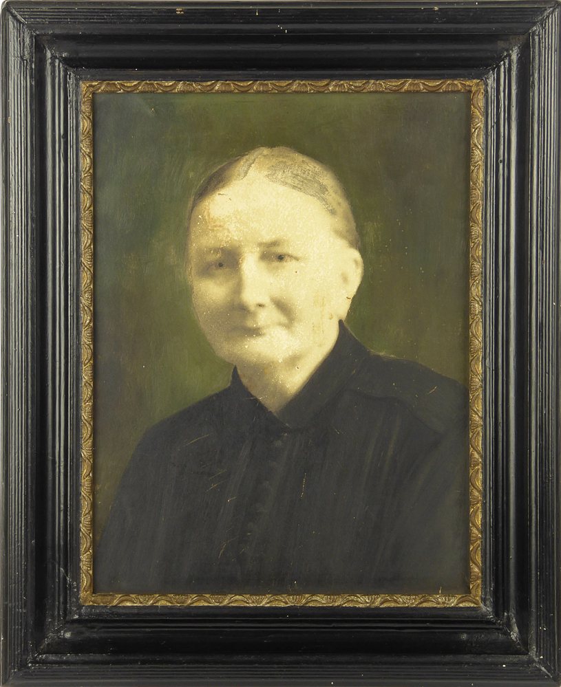 ingelijste foto van Hillegien Drost, geboren op 7 april 1863 te Windeweer, gem. Hoogezand, als dochter van Hindrik Harms Drost, scheepstimmerman en Tijdje Kornelis Oorburg, overleden op 27 oktober 1941 te Veendam, getrouwd op 27 februari 1886 te Veendam met Simon de Vries, koopman, geboren op 22 maart 1863 te Wildervank, gem. Stadskanaal, als zoon van Simon Cornelis de Vries, schipper en Sietske Karssies Schuitema, overleden op 27 mei 1940 te Veendam, aan een herseninfarct. Foto is later bewerkt door iemand, overheen geschilderd.