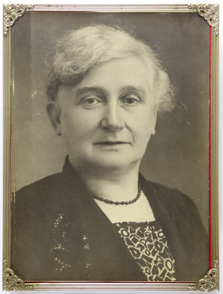 ingelijste foto van Geertruida Richters, geboren 27 april 1879 aan het Oosterdiep te Veendam, overleden 21 Februari 1945 te Groningen, dochter van Gerhardus Richters en Rika Harmina Wagenborg,
trouwde op 20 mei 1903 te Wildervank met Jelis Sikkens, schoenmaker, geboren 8 februari 1868 In de Nieuwe Laan te Veendam, overleden 2 januari 1932 in het Academisch Ziekenhuis te Groningen, zoon van Egbert Jans Sikkens en Hinderkien Lemain, nadat hij sinds 10 mei 1930 in Dennenoord te Zuidlaren was verpleegd.