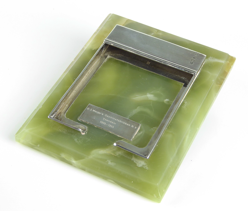 rechthoekige groen marmeren blok met groen vilten achterkant, aan voorkant zilveren beslag met onder gegraveerd O.J. Meijer Dextrinefabrieken NV Veendam 1905 - 1955, rechtsboven meesterteken ABI in rechthoek = A.J.W. Bouwman (goudindustrie) 1933 - 1974 Groningen, Enschede, jaarletter T = 1954, gehalteteken leeuw 1 en bijna versleten minervahoofd, als relatiegeschenk gegeven aan de firma O.J.Meijer te Veendam bij het 50 jarig bestaan der firma