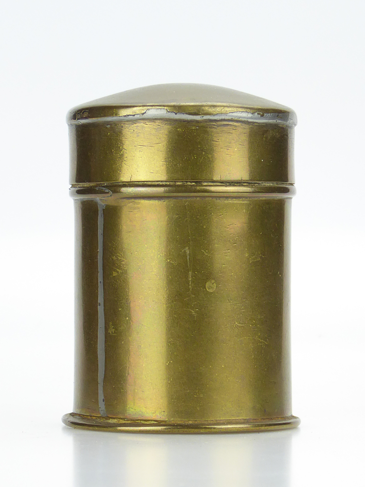 messing strooibus met inhoud kruidenmelange met op bodem puntgravure 8/3 JGDP 1919. afkomstig van grootouders of ouders van schenkster.