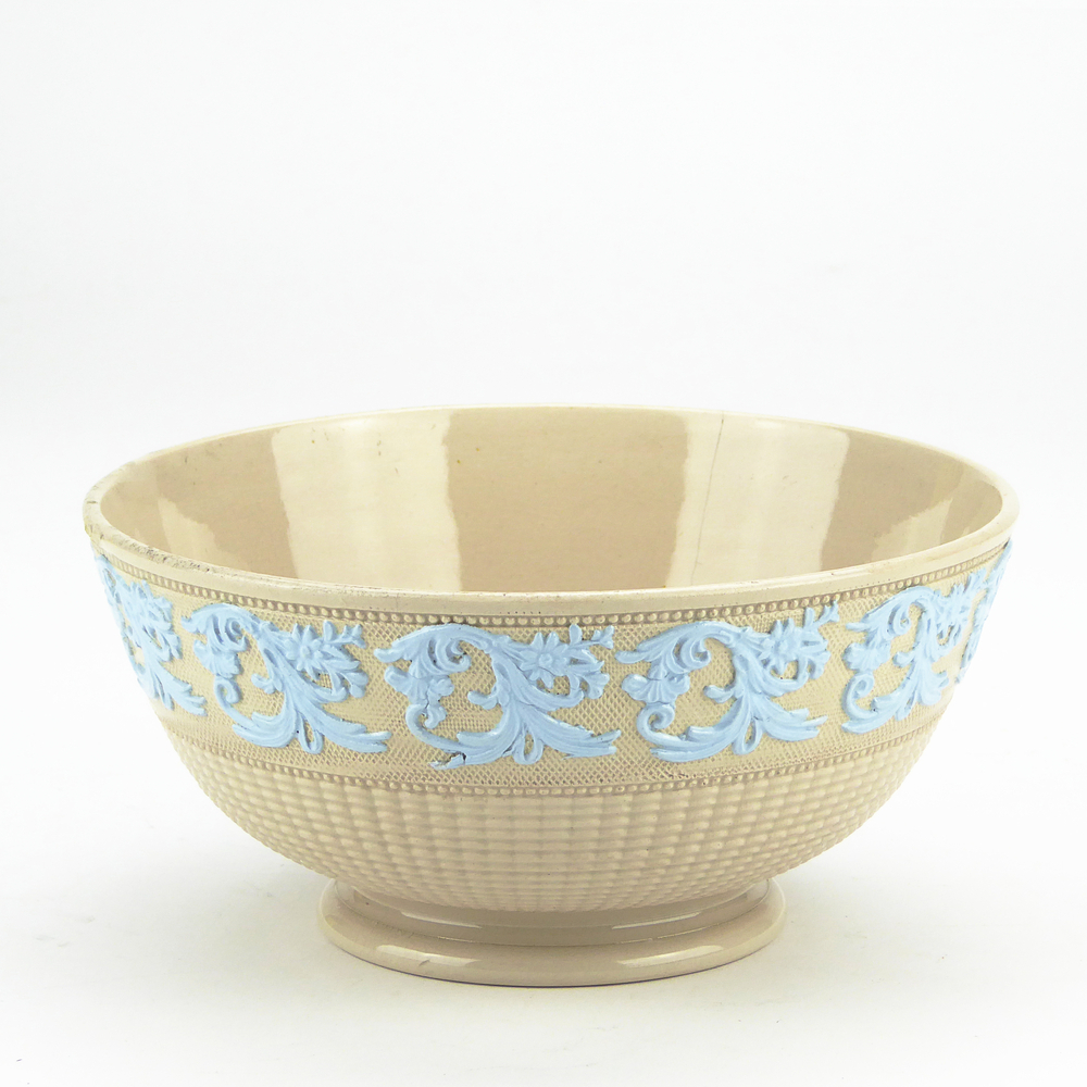 aardewerken spoelkom, engels, bruin met in relief blauwe geverfde bladdecor, op standvoet, onderkant geribbeld.