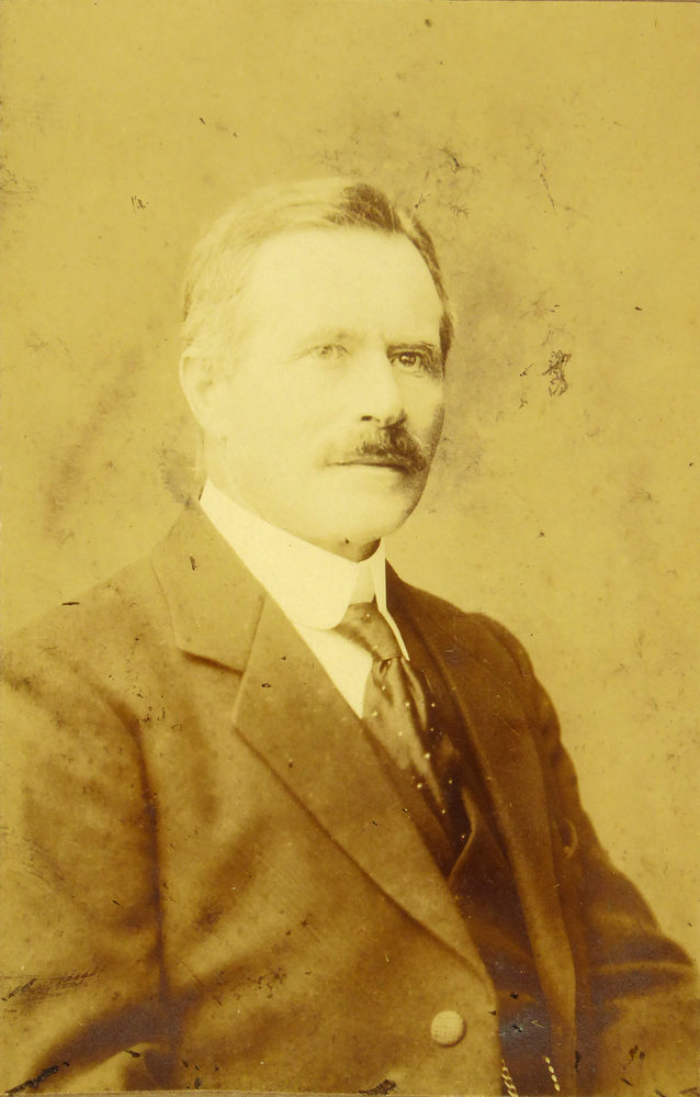 zwart wit foto in hout met gipsen lijst, voorstellende Jan Melchior Meihuizen, houthandelaar, geboren 1 februari 1862 te Wildervank, overleden 26 februari 1941 te Bussum, zoon van Jan Meihuizen en Hillechiena Wilkens, getrouwd op 26 mei 1887 te Veendam met Cecilia van de Ploeg, geboren 6 juli 1865 te Monnickendam, overleden 24 juli 1957 te Bussum, dochter van Jan van der Ploeg, predikant en Leonora Gertrude Carbin, overgrootvader van schenker.