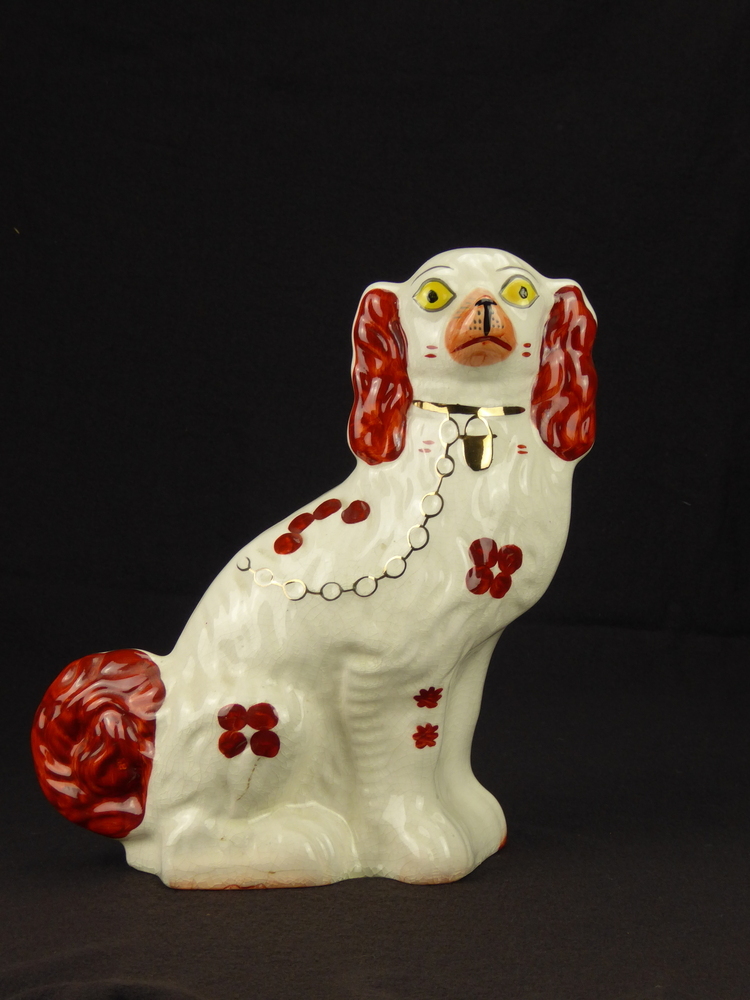 schoorsteenhond, wit met bruine oren, cirkelvormige decoratie op borst en rug en poten, 2 bladdecoraties op voorpoot, linker model, gele ogen, roze snuit, goudkleurige halsband met slot, vaste poten aan lichaam, onderop modelnummer 4569.
