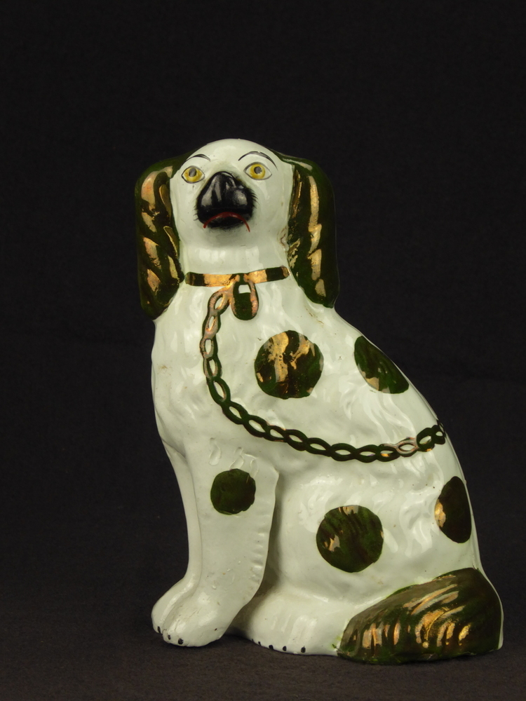 witte steengoed hond, Spaniel, koper lustre vlekken, koper lustre ketting en hangslot om nek,Staffordshire, ongeveer 1890