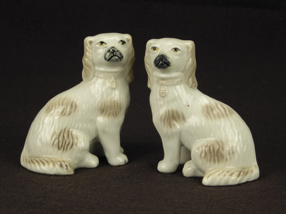 witte steengoed hond, Spaniel, losse voorpoten, grijzige vlekken op borst achterpoot, rug, grijze oren, gele ogen, zwarte snuit. MOdelnummer aan onderkant 1924,