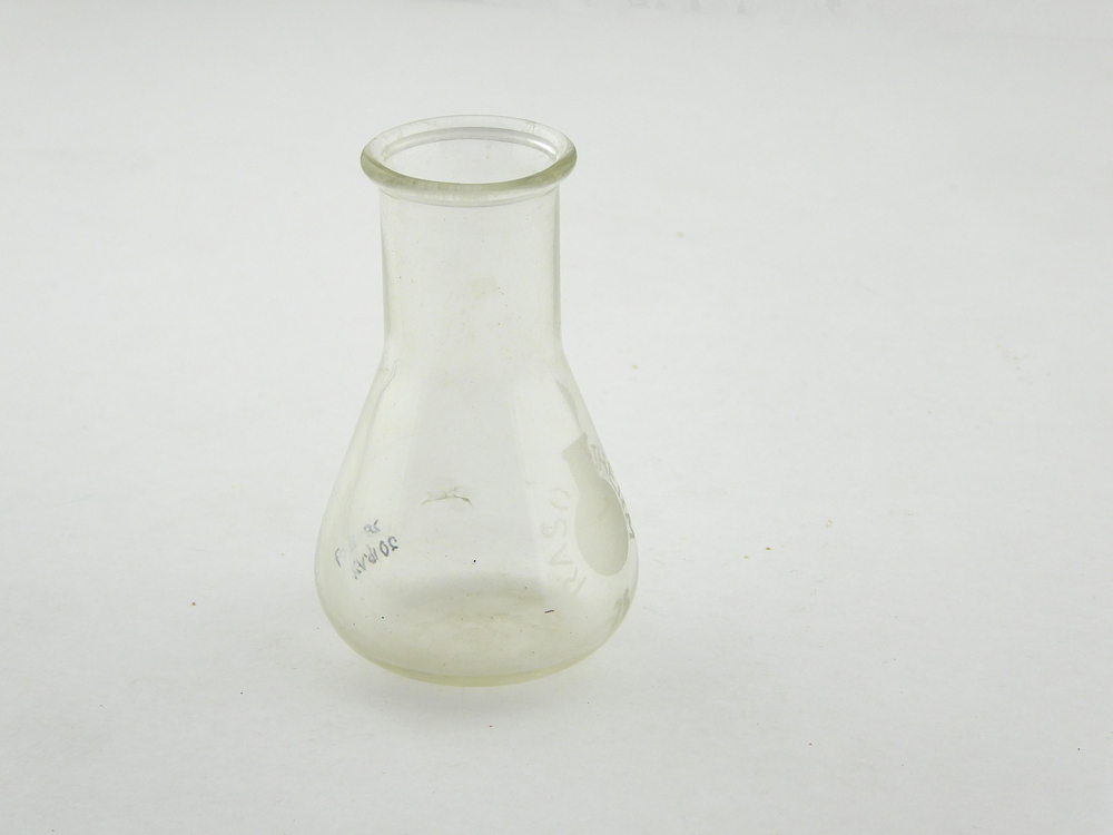 kleine glazen erlenmeijer met witte belettering Raso Therm