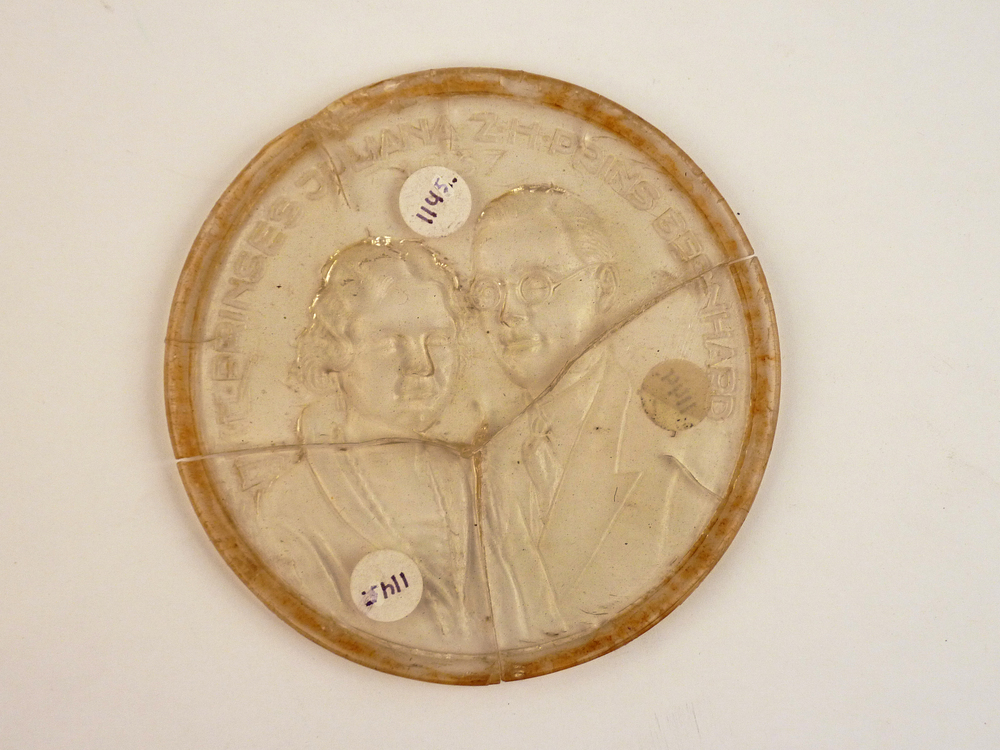 ronde penning van dextrine met afbeelding Koningin Juliana en Prins Bernhard, gemaakt ter gelegenheid van hun huwelijk