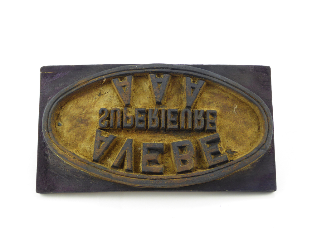 houten rechthoekige stempel met in ovale matrijs in spiegelvorm gesneden AVEBE Superieur AAA