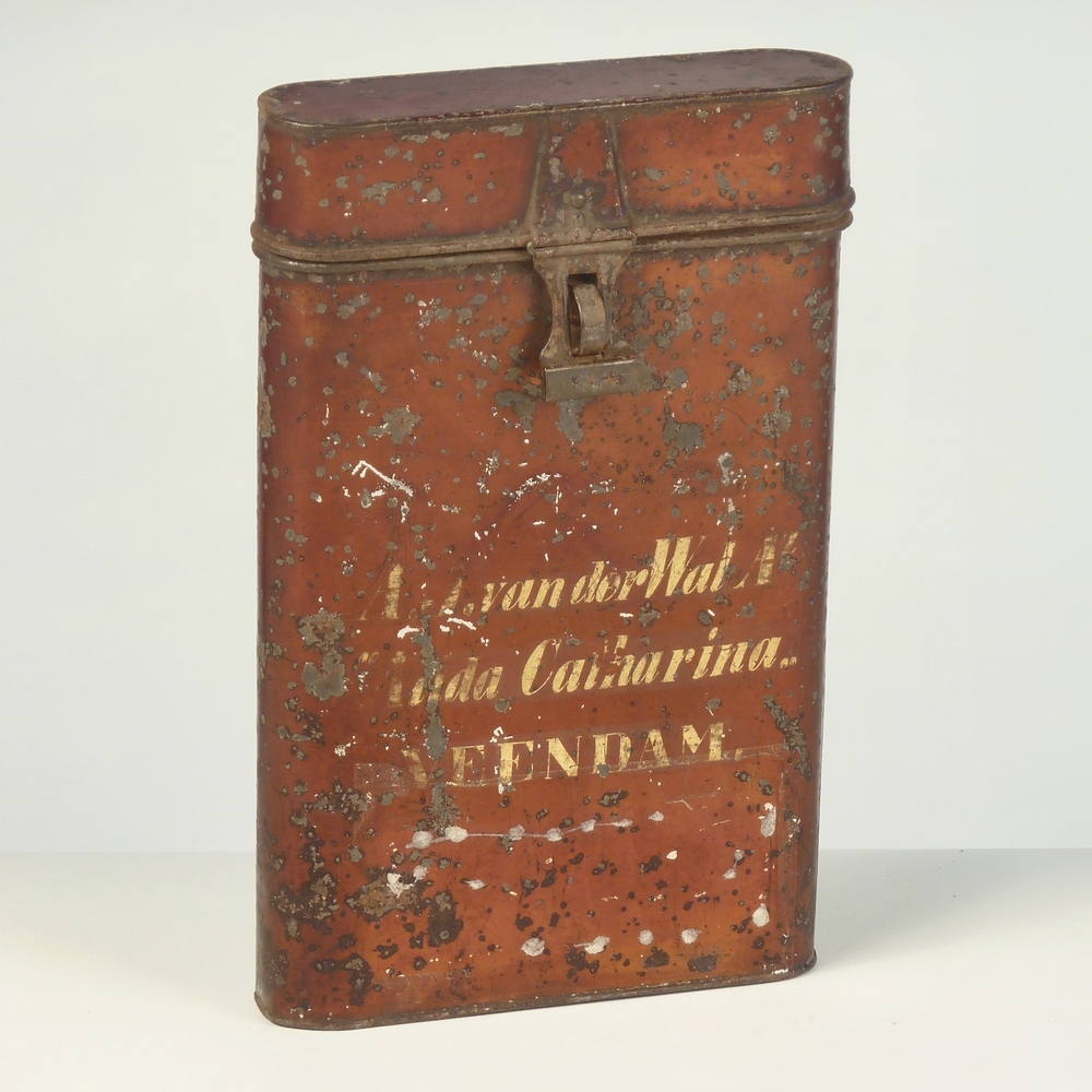 blikken scheepspapierenbus met opdruk A.J. ( Adde Jans) van der Wal Az  Alida Catharina Veendam