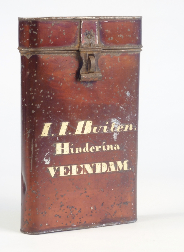roodbruine blikken trommel met opschrift Jacob Jans Buiten ( Boiten ) 1842 - 1845 kapitein  Hinderina Veendam