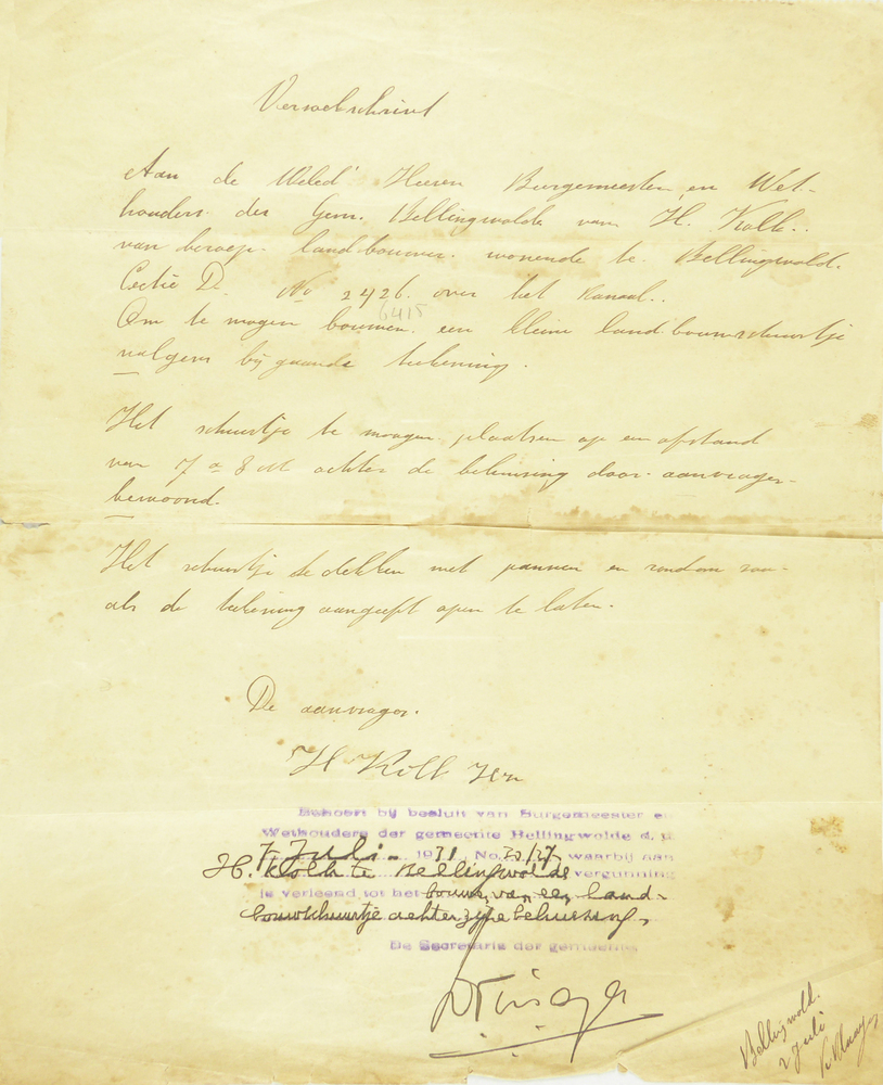 wit stuk papier met zwarte geschreven belettering Verzoekschrift Aan de weled Heeren Burgemeester en Wethouders der Gem. Bellingwolde van H. Kolk van beroep landbouwer wonende te Bellingwolde Sectie D no 2426 over het kanaal. Om te mogen bouwen een klein landbouwschuurtje volgens bijgaande tekening. Het schuurtje te mogen plaatsen op een afstand van 7 a 8 meter achter de bebouwing door aanvrager bewoond. Het schuurtje te dekken met pannen en rondom zou als de tekening aangeeft open te laten. De aanvrager H Kolk Hzn, daarna paarse stempeling met zwart beschreven: behoort bij besluit van Burgemeester en Wethouders der gemeente Bellingwolde d.d. 7 juli 1931 No 30/27 waarbij aan H.Kolk te Bellingwolde vergunning is verleend voor het bouwen van een landbouwschuurtje achterzijde behuizing de secretarie der gemeente