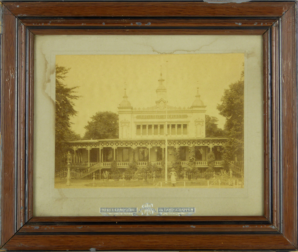 foto met afbeelding van Scieteit Veenlust, in hout met gipsen lijst, 
behorend tot de serie 'Nederlandsche stadsgezichten en landschappen' van J.M. Schalekamp Uit "Perseverer Stadsgezichten", uitg. J.M. Schalekamp, 1890 - 1899,