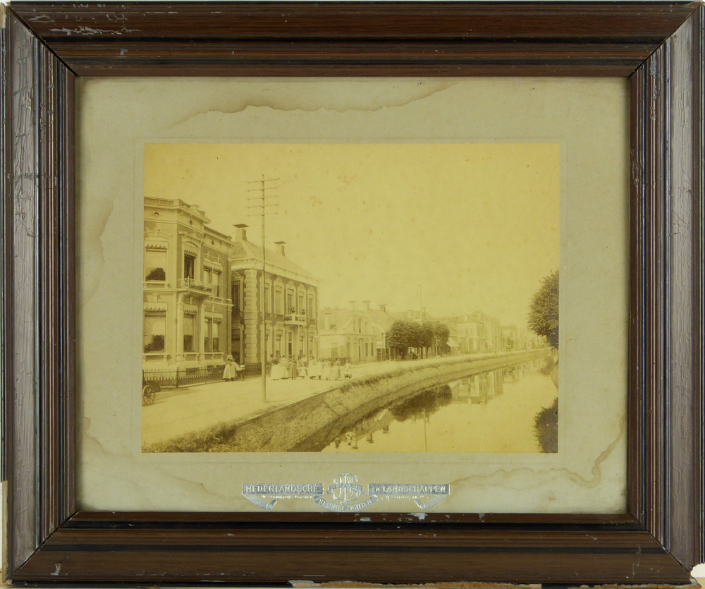 foto met afbeelding van Beneden Oosterdiep te Veendam, in hout met gipsen lijst, behorend tot de serie 'Nederlandsche stadsgezichten en landschappen' van J.M. Schalekamp Uit "Perseverer Stadsgezichten", uitg. J.M. Schalekamp, 1890 - 1899,