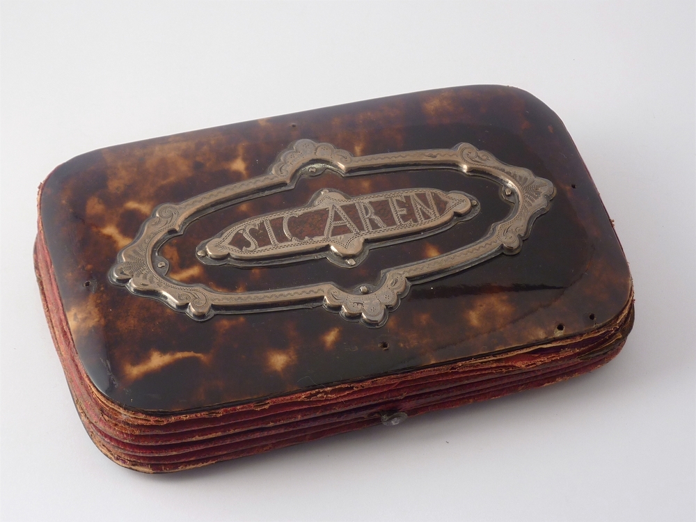 bruine, leer met zilver en schildpad gevormde doos met op deksel de inscriptie Sigaren en aan onderkant gegraveerd rechthoekige zilveren krap met rankdecoratie en inscriptie F d J Dz