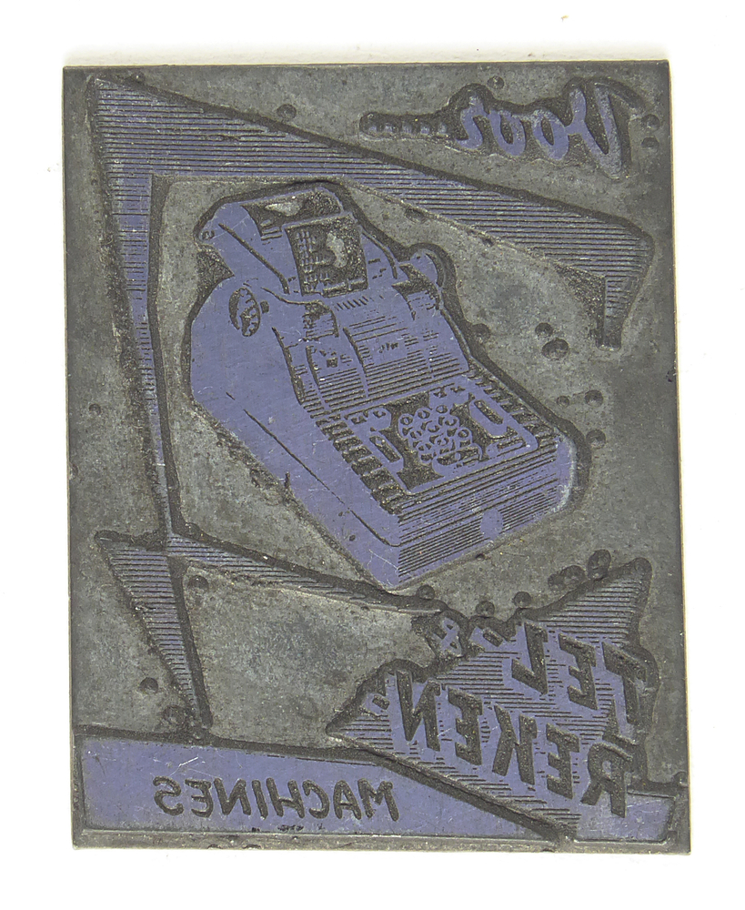 rechthoekige zink met koperen cliche met inscriptie voor tel reken machines, met afbeelding tel- en rekenmachine, aan achterkant gedeeltelijke micro metal photoengravers plates, afkomstig van kantoorinstallaties Bv Schuur te Veendam