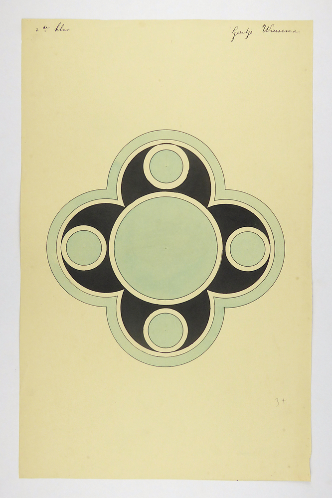 5 pas, in het midden grote lichtblauwe cirkel, er om heen 4 kleinere lichtblauwe cirkels, daarom heen witte rand en opvulkleur zwart