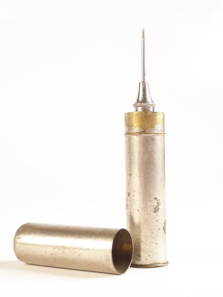 vernikkelde messing kogelvormige huls van 10,4 cm lang, 1,7 cm diameter, uit elkaar te halen in twee delen, onderkant heeft prikpen, aan zijkant inscriptie Roy Pocket Other, rondom rand pen ingeslagen inscriptie made in u.s.a. pat. may 17 ' 92.