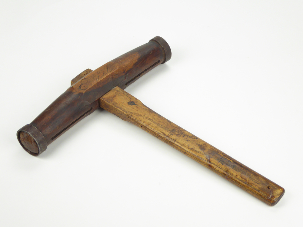 Betrekkelijk dunne (ca. 5 cm doorsnede) maar lange (ca. 20-40cm), ronde houten hamer die licht (ca. 600-1400 gr) en zeer veerkrachtig moet zijn. Hij wordt aangewend om met behulp van een breeuwijzer werk in de naden van een vaartuig te kloppen, opdat het waterdicht zou zijn. Op beide uiteinden bevinden zich ijzeren ringen die conisch van vorm zijn; in het geval van slijtage van de baan van de hamer kunnen deze naar achteren geduwd worden. Soms steken in de uiteinden stukken gewei of koehoorn opdat ze harder zouden zijn. Het middenstuk van de hamer is breder en ovaalvormig in doorsnede; het wordt verstevigd met twee (koperen) klinknagels. In het middenstuk bevindt er zich centraal een oog waarin de ronde steel steekt die veelal een stuk boven het hoofd van de hamer uitsteekt. Een uniek kenmerk van de breeuwhamer zijn de longitudinale gleufjes - meestal met een rond gat doorheen het centrum van de gleuf - die zich aan beide zijden van het oog bevinden en die een muzikaal geluid produceren wanneer er met de hamer geslagen wordt. De hamer heeft de initialen E.V.L = Evert van Linge