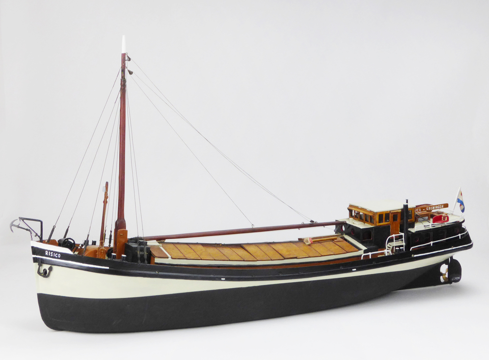 zwart geverfde houten model van een schip, met ijzer en koperen accessoires, op achterdek naam Risico Groningen (Wad en Sontvaarder)