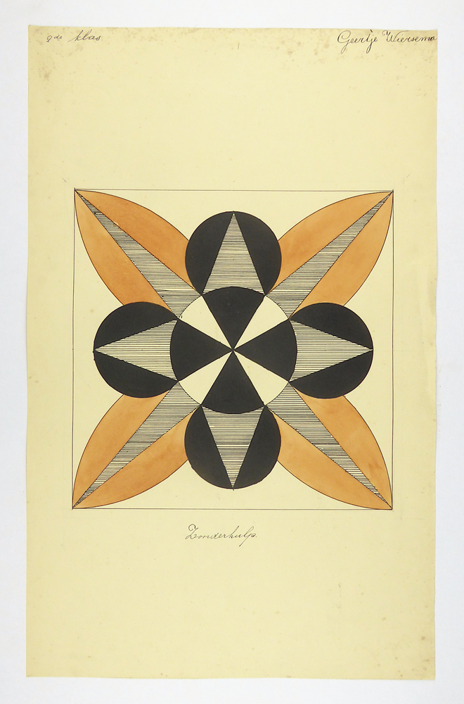 stervormig object van 4 elliptisch vormige bruine bladen met gearceerde driehoekige binnenkant, in het midden grote cirkel verdeeld in 4 zwarte en 4 witte parten, aan 4 kanten eromheen zwarte cirkel met daarin gearceerde driehoek