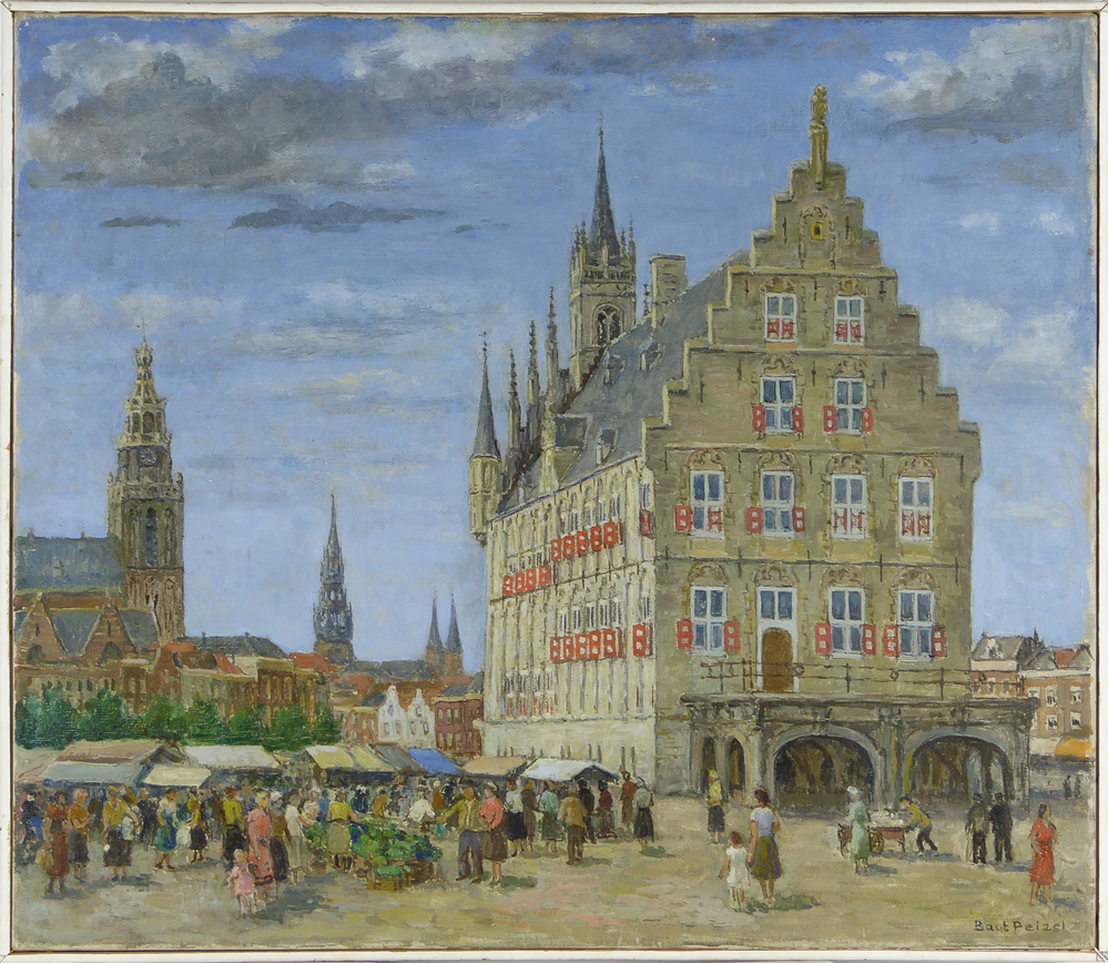 Gouache op linnen in witte dunne houten lijst, 62 cm hoog, 72 cm breed, schilderij zelf 60 x 70 cm, rechtsonder gesigneerd Bart Peizel, ongedateerd, afbeelding van de markt te Gouda, vooraan een mensenmassa, rechts het gerestaureerde raadshuis van Gouda, op de achtergrond de Gouwekerk en de St. Janskerk.
