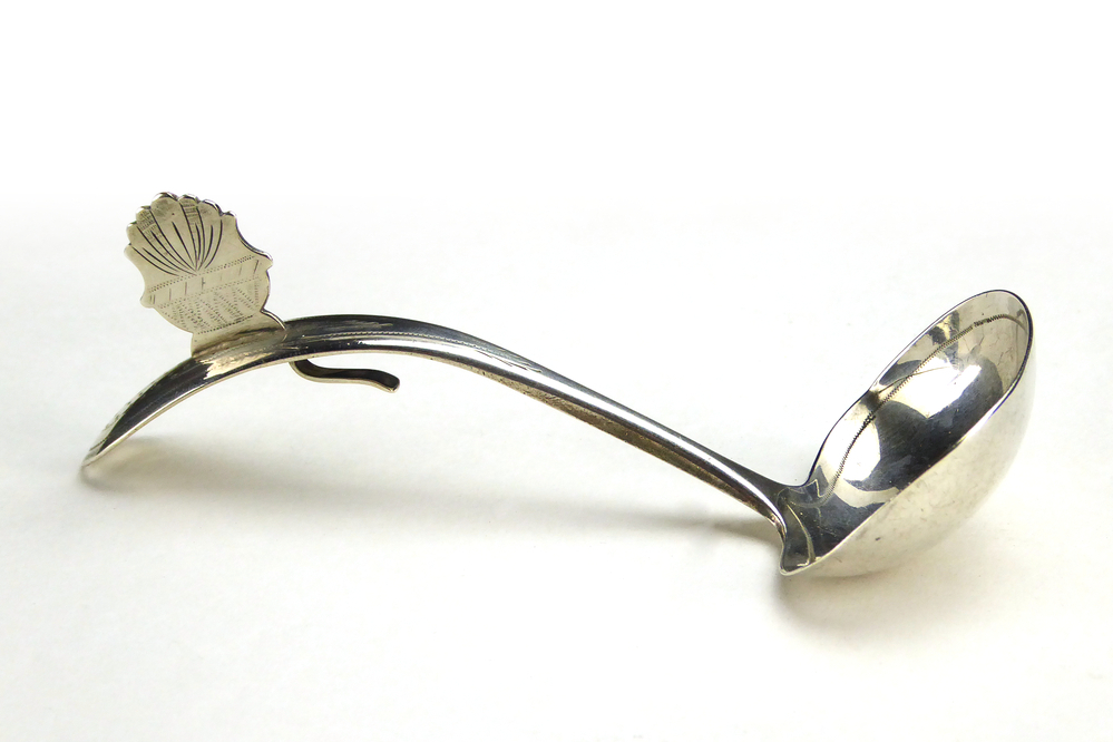 suikerstrooilepel. De steel is gebogen en de bak is breed. Op de steel een mooie fijne stippeldecoratie met een kam in de vorm van een vaas. Op de achterkant van het lepeltje zit een haakje. Meesterteken: G 5 = Willem Hermannus Groenier (Veendam) meestertekens 1848 - 1890 minervahoofd, gehalteteken leeuw en jaarletter S= 1877, Lengte: 11 cm.