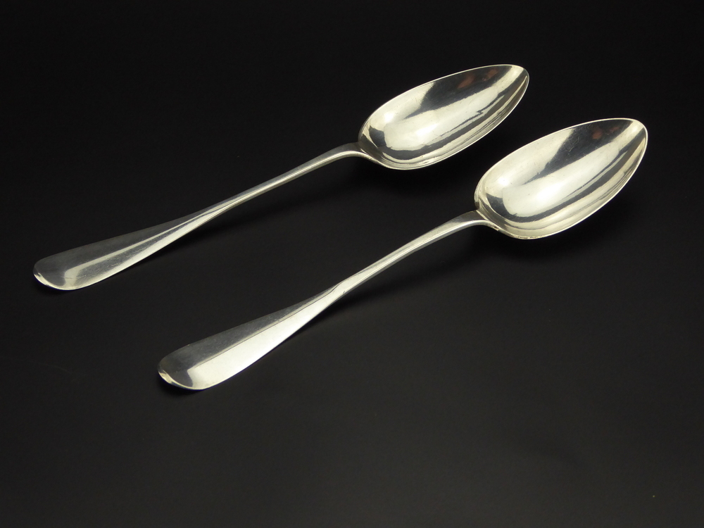 gladde eetlepel met iets opstaande uiteinde van de steel, aan onderkant lofje, meesterteken + 2 HG = Harmmanus Ubbes Groenier, Noordbroek, Appingedam, Veendam 1834 - 1866, gehalteteken leeuw, minervahoofd, jaarletter D =1838, Lengte: 20.7 cm.