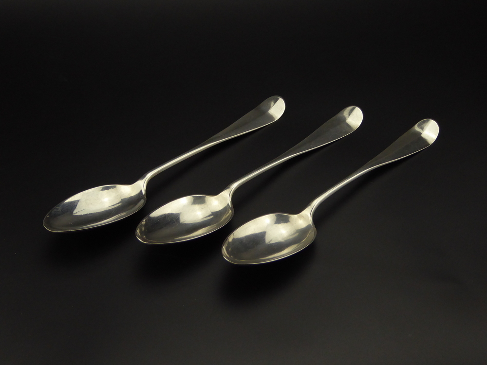 gladde eetlepel met iets opstaande uiteinde van de steel, aan onderkant lofje, meesterteken HG = Harmmanus Ubbes Groenier, Veendam 1817 - 1834, gehalteteken leeuw, minervahoofd, jaarletter T =1828, Lengte: 20.2 cm.