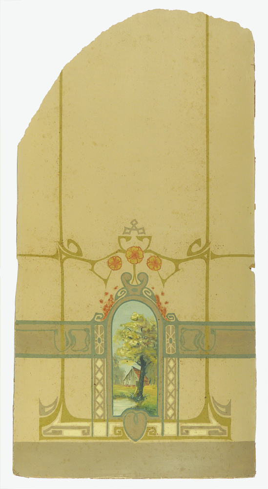 rechthoekig stuk behang op karton, met aan onderkant bloemen en groene lijnen in jugendstil motief met een boogvormige cartouche met hierin een boom voor een vijver, met op achtergrond  een boerderij