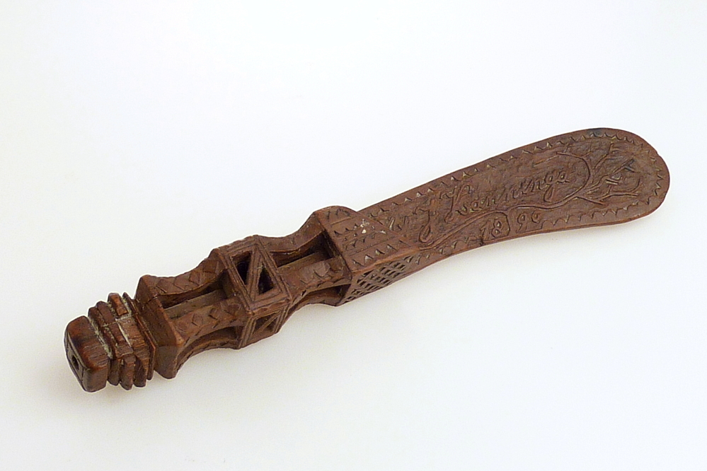 houten breischede met inscriptie J.Kanninga 1890