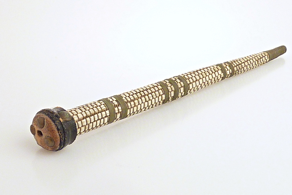 wit groenige schede van leer met ganzenveer