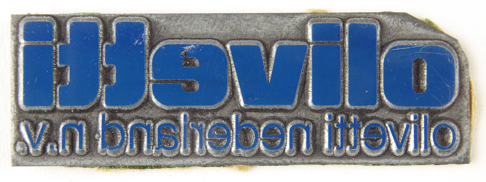 kleine non ferro metalen cliche met inscriptie Olivetti Olivetti Nederland NV, afkomstig van kantoorinstallaties Bv Schuur te Veendam, achterkant groen met papier beplakt