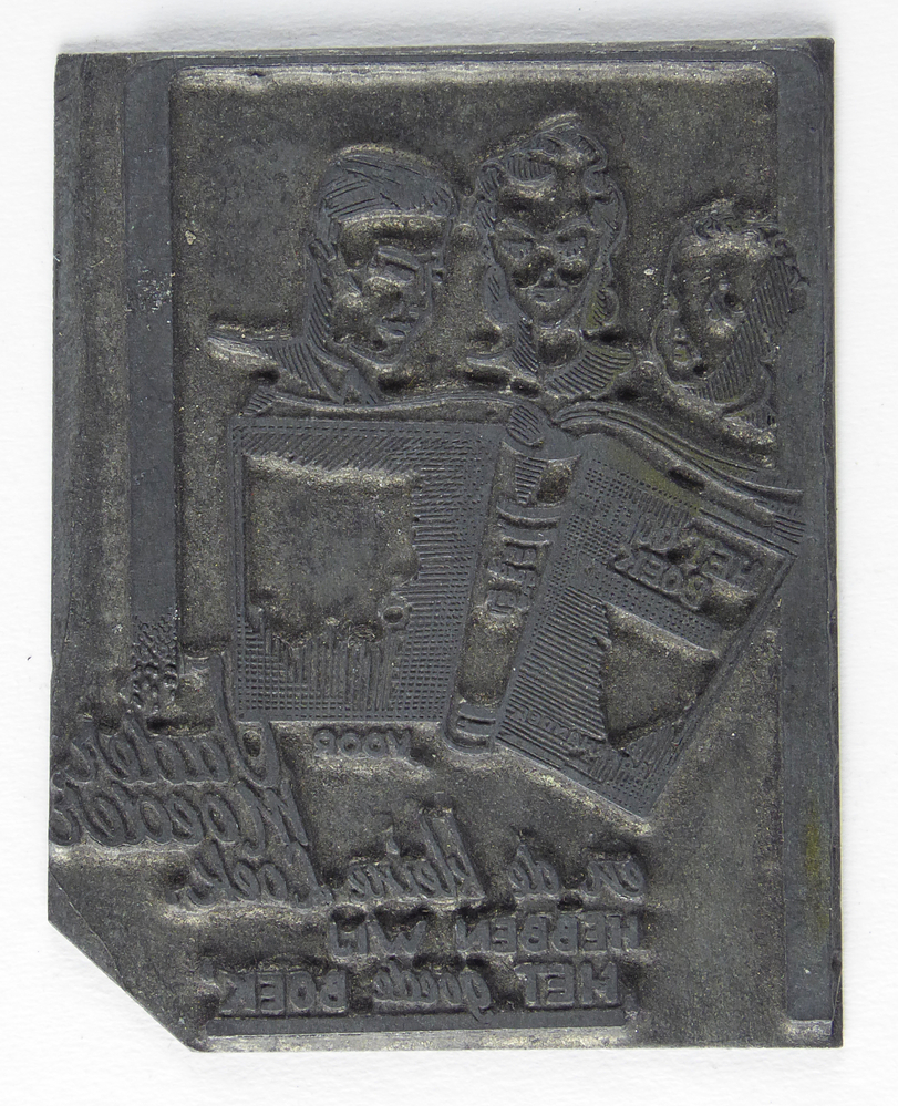 rechthoekige non ferro metalen cliche met afbeelding vader, moeder en kind en boek met inscriptie voor vader moeder en de kleine loek hebben wij het goede boek, afkomstig van kantoorinstallaties Bv Schuur te Veendam