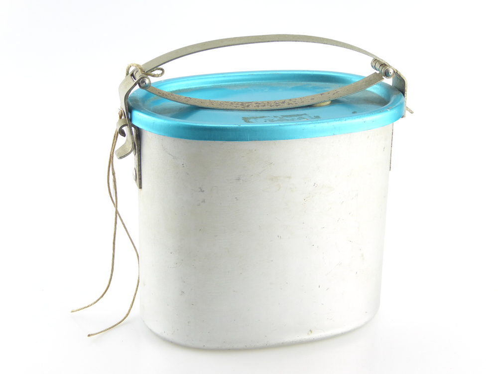 ovalen aluminium blik / trommel met blauwe deksel en bovenop ijzeren beugelsluiting