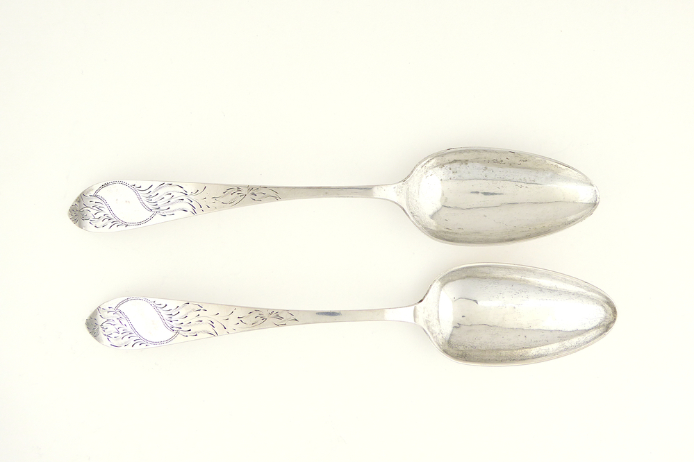 zilveren oostzeelepel met lange spitse bak en iets gebogen steel, meesterteken JM 12 (meesterteken Johann Karl Benjamin Meyer 1830 - 1847) en bloemdecoraties, een gepunte ovale cartouche vrijlatend, gepunte inscriptie Friedrich Hagedorn in Libau 1838, vanaf 1805 werkzaam te Mitau (Jelgava, Letland) Gehuwd in 1831 met de dochter van zilversmid G.W.Schultz.