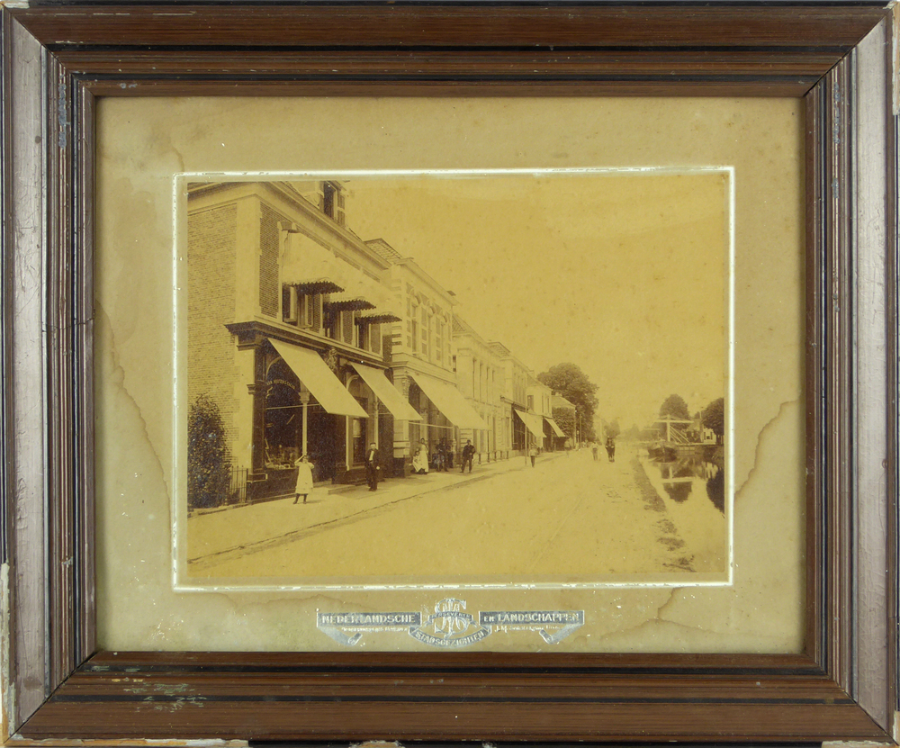 foto met afbeelding van het Bocht Oosterdiep, in hout met gipsen lijst,
behorend tot de serie 'Nederlandsche stadsgezichten en landschappen' van J.M. Schalekamp Uit "Perseverer Stadsgezichten", uitg. J.M. Schalekamp, 1890 - 1899,