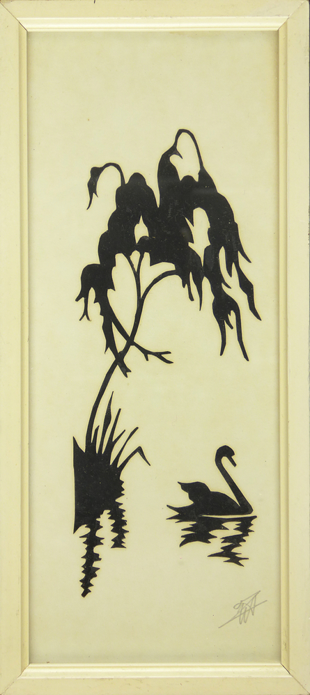 rechthoekige papieren knipselkunst in witte houten lijst, voorstellende een treurwilg met daaronder een zwaan, rechtsonder gesigneerd W.TJ.Lever