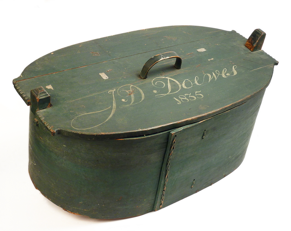 dit is een Butte of Butje, een donkergroene ovaal spanen doos voor het meenemen van scheepspapieren aan boord van het schip, met opschrift J.D.Doewes 1835. 
Afkomstig van zeeman Jan Douweszoon Douwes.  Jan werd geboren op 26 september 1813 te Veendam als zoon van de schipper Doewe Pieters Doewen en Anna Harms Schrader. In de navolgende huwelijksakte van Jan wordt diens moeder vermeld als SCHREUDER. Jan Doewes Doewes trouwde op 11 december 1839 te Veendam als zeeman met Grietje Rentes Bouwman, geboren op 27 januari 1819 te Veendam als dochter van de wolkammer, later koopman Rente Hemmes Bouman en Jeltje Jakobs Meijer. Grietje overleed op 05 december 1856 te Veendam, 37 jaar. Jan Douwes Douwes overleed op 11 mei 1859 te Westerdiep, gem. Veendam, 45 jaar, schipper weduwnaar.