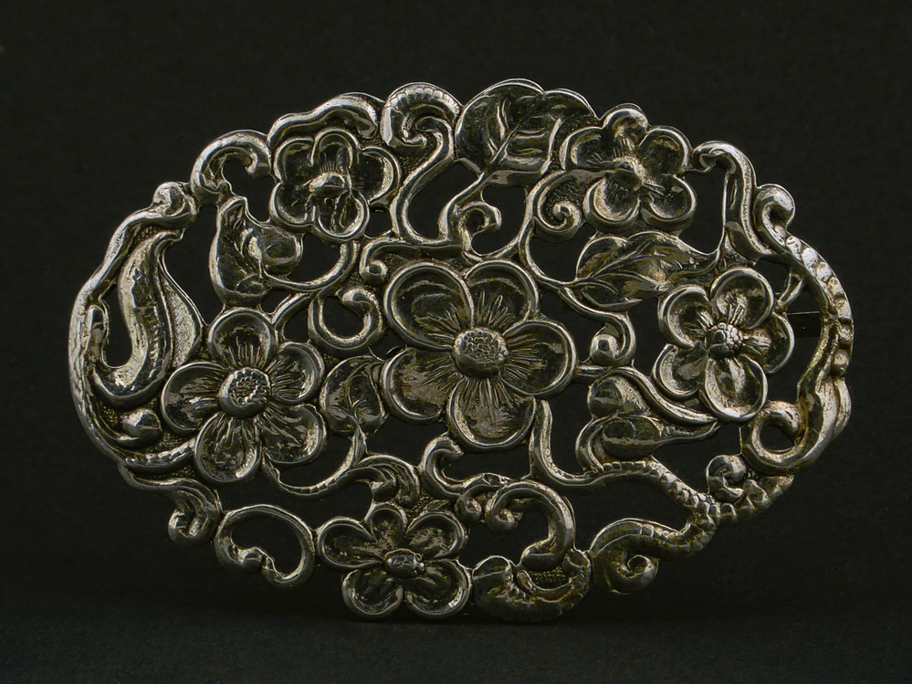 ovalen broche met bloem- en rankmotief , gemerkt GH 3 = Geert Herwig Gzn, meestertekens 1874 - 1895 Veendam