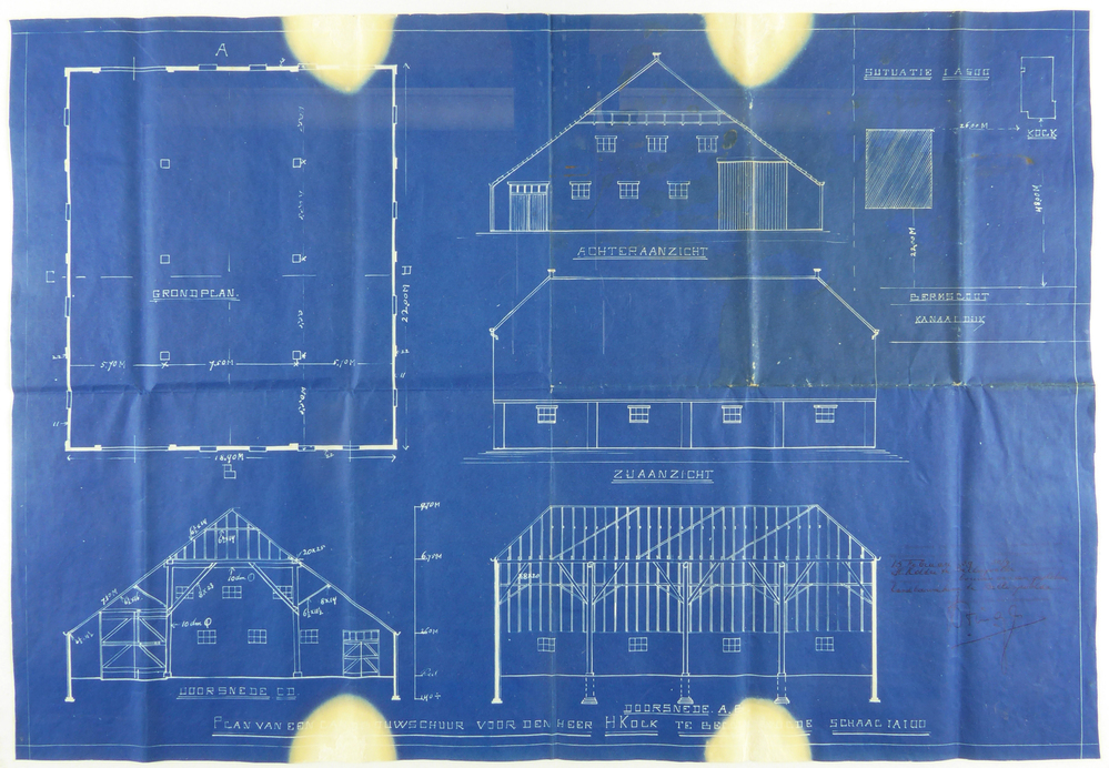 rechthoekig blauw stuk papier met witte opdruk: plan van een landbouwschuur voor de heer H.Kolk te Bellingwolde schaal 1 a 100, aan rechterkant geschreven in zwart 13 februari 39 30/9 H kolder te Bellingwolde bouwen van een gesloten landbouwschuur te Bellingwolde