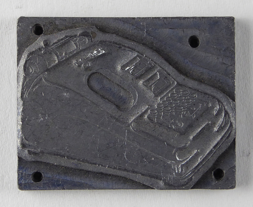 rechthoekige non ferro metalen cliche met afbeelding reken of telmachine, achterkant geribbeld, afkomstig van kantoorinstallaties Bv Schuur te Veendam