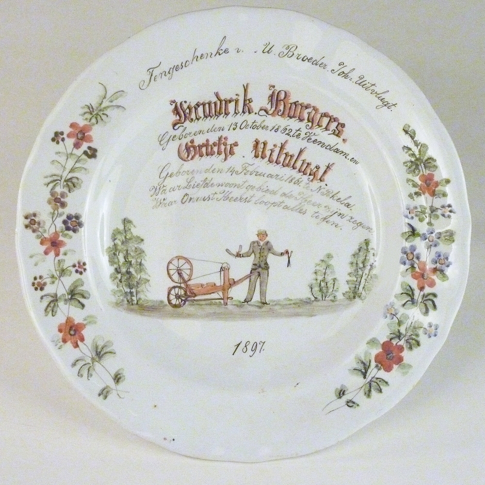 aardewerken bord met afbeelding scharensliep en inscriptie Ten geschenke van U broeder Joh.Uitvlugt , Hendrik Borgers, geboren den 13 october 1862 te Veendam en Grietje Uitvlugt , geboren den 14 februari 1861 te Nieuwe Pekela. Waar liefde woont gebied de Heer zijn zegen. Waar onrust heerst loopt alles tegen 1897.