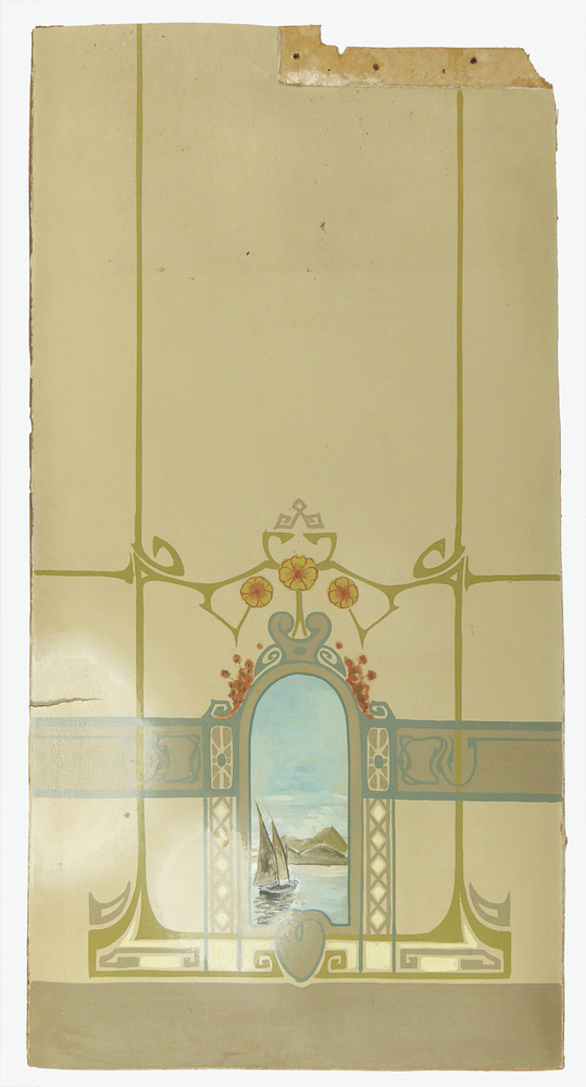 rechthoekig stuk behang op karton, met aan onderkant bloemen en groene lijnen in jugendstil motief met een boogvormige cartouche met hierin een zeilboot met op achtergrond twee heuvels