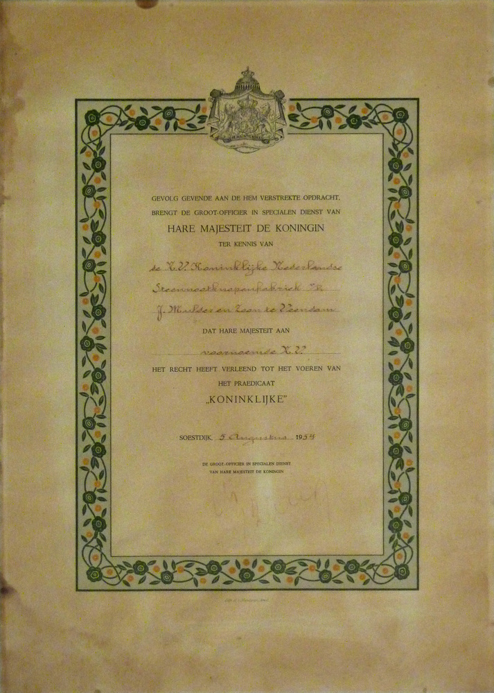 gevolg gevende aan de hem verstrekte opdracht brengt de groot - officier in specialen dienst van HARE MAJESTEIT DE KONINGIN ter kennis van de N.V. koninklijke Nederlandse Steennootknopenfabriek v / h J. Mulder en Zoon te veendam dat Hare Majesteit aan voornoemde N.V. het recht heeft verleend tot het voeren van het Praedikaat KONINKLIJKE Soestdijk 5 augustus 1954. De groot - officier in specialen dienst van hare majesteit de koningin.